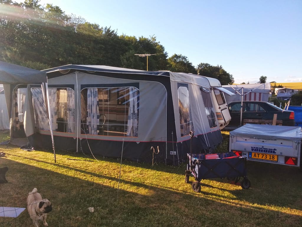 Camping gennem tiden -ændre campingvogn og nyere telt