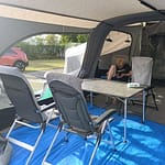 Campingliv i en Camp-let med komfortable campingmøbler. Perfekt setup til afslapning på campingpladsen