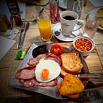 Klassisk engelsk morgenmad med æg, bacon, toast og baked beans hos Cornwall Gold i Cornwall – et godt eksempel på sparetips til campingferien via lokale anbefalinger