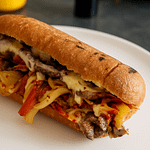 Philly steak sandwich lavet på Cadac paellapande med saftigt oksekød, smeltet ost og peberfrugt, perfekt til camping