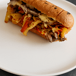 Philly steak sandwich lavet på Cadac paellapande med saftigt oksekød, smeltet ost og peberfrugt, perfekt til camping
