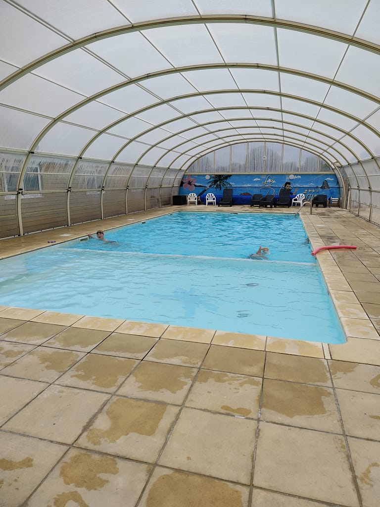 Overdække pool ved Camping Le Robinson