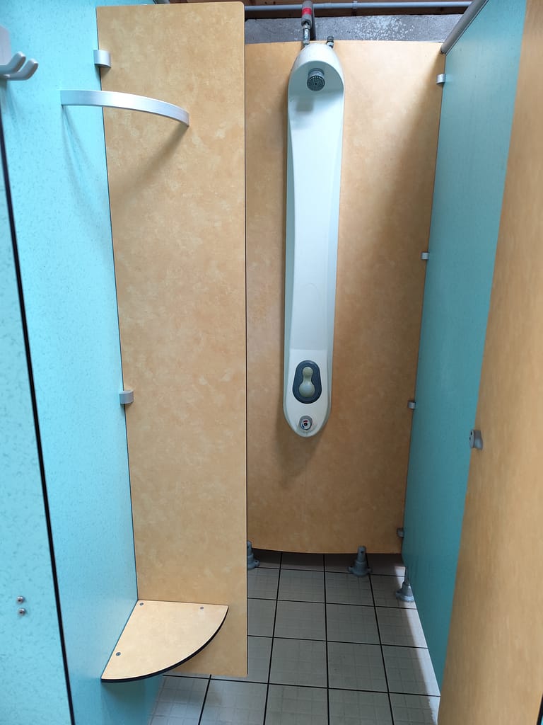 Brusekabinerne på campingpladsen – rene og funktionelle faciliteter