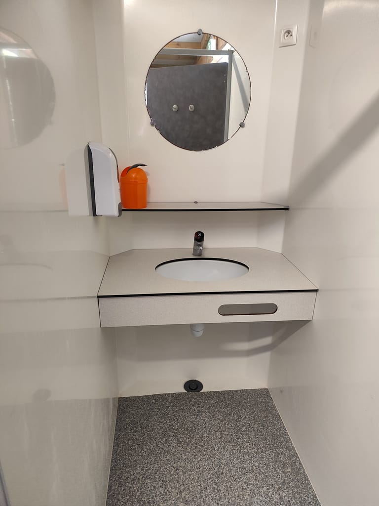 Toiletbygningen på Camping Le Robinson – rene og velholdte sanitære faciliteter