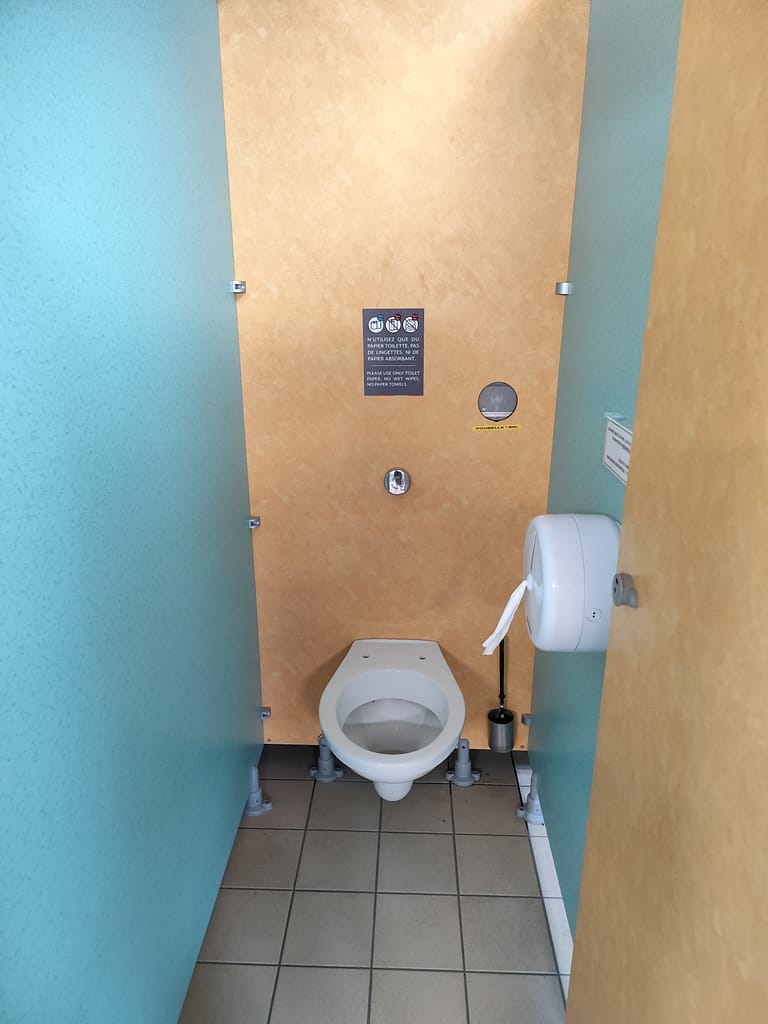 oiletter på Camping Le Robinson – rene, men uden toiletbrætter, som ses flere steder i Sydeuropa for bedre hygiejne