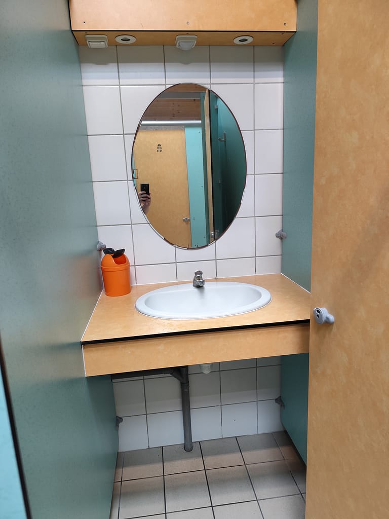 Håndvaske og spejle i sanitetsbygningen – pæne faciliteter med god rengøring